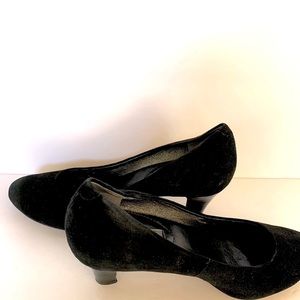 Banana Republic EUC Black Suede Classic Pumps 6.5